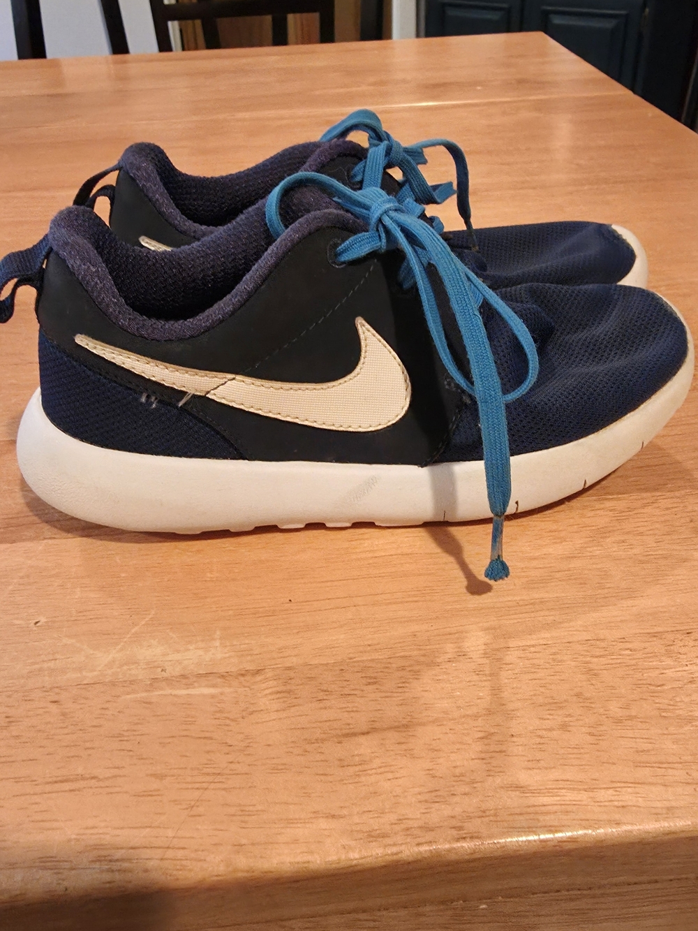 Nike Boys' Navy Sneakers with White Swoosh and Teal Laces